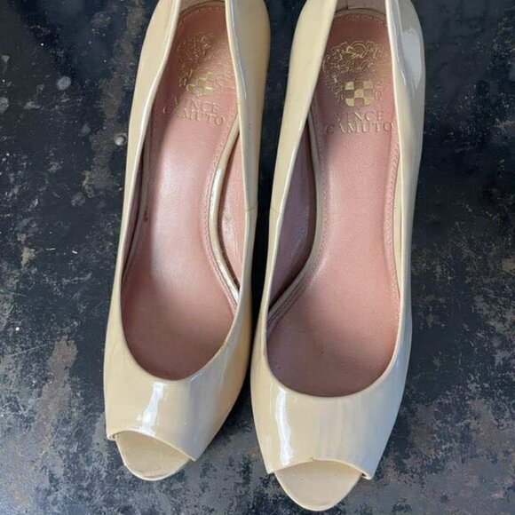EUC Vince Camuto Patent Leather Beige Nude Peep Toe Pumps size 8.5 - Picture 1 of 10
